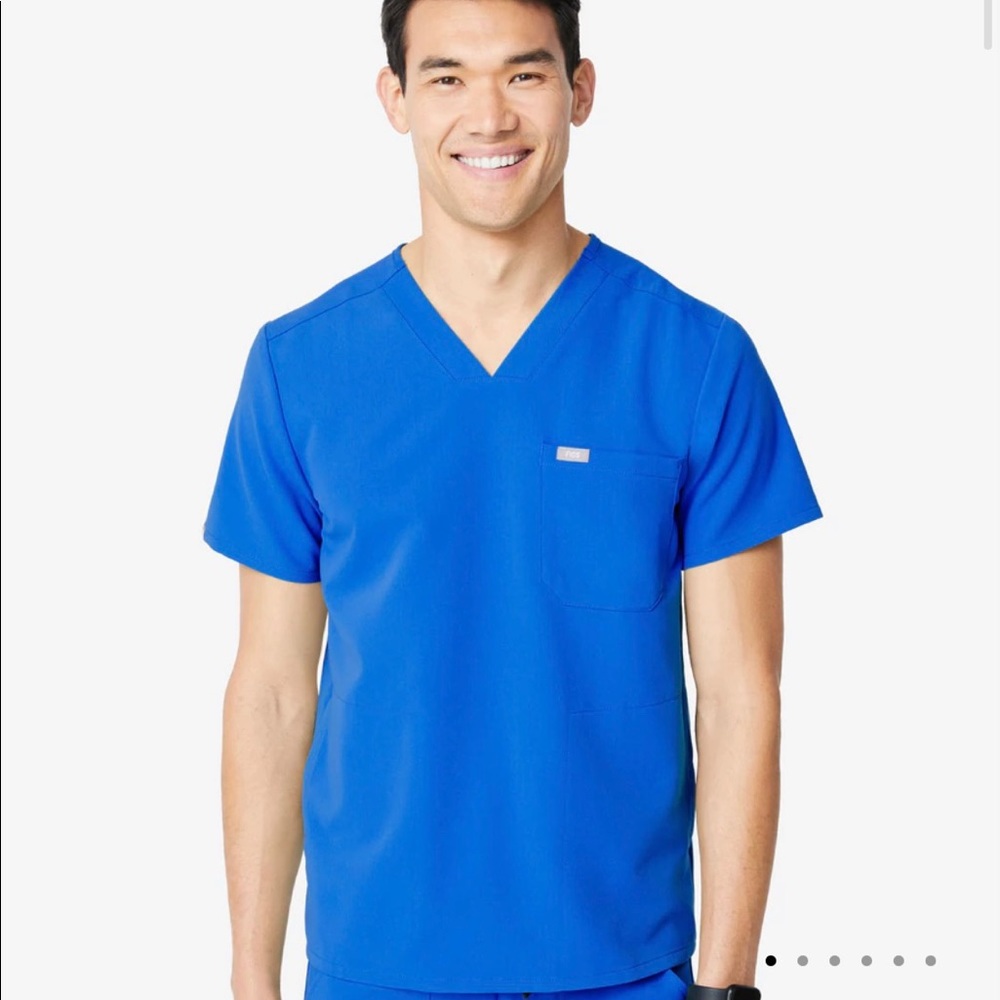 Figs chisec three pocket scrub top, mens